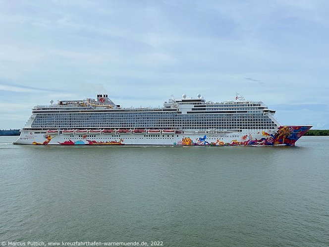 Das Kreuzfahrtschiff GENTING DREAM am 05. Dezember 2022 in Port Klang (Malaysia).