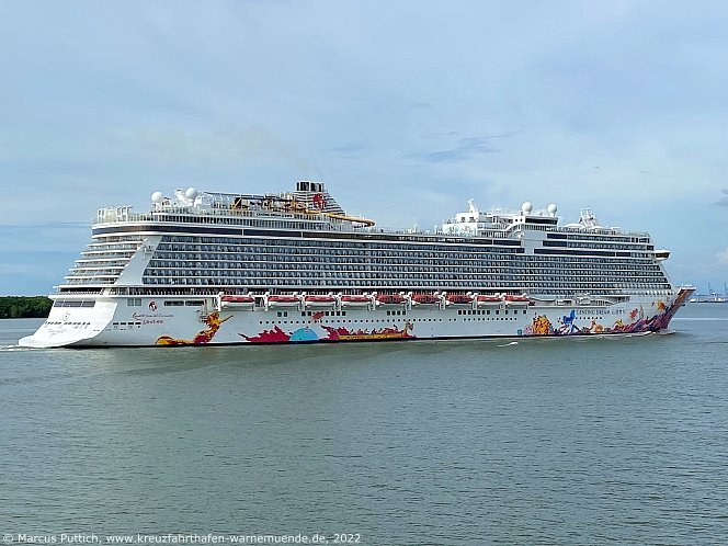 Das Kreuzfahrtschiff GENTING DREAM am 05. Dezember 2022 in Port Klang (Malaysia).
