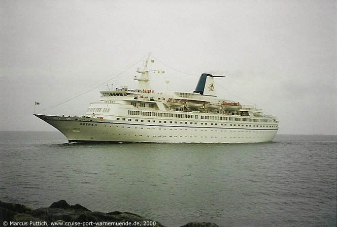 Das Kreuzfahrtschiff ASTRA II am 24. Mai 2000 im Ostseebad Warnem&uuml;nde (Erstanlauf).