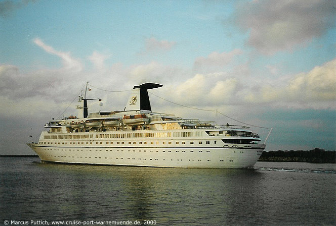 Das Kreuzfahrtschiff ASTRA II am 24. Mai 2000 im Ostseebad Warnem&uuml;nde (Erstanlauf).