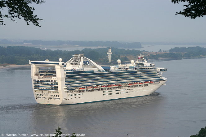 Das Kreuzfahrtschiff GOLDEN PRINCESS am 18. Juli 2015 in Hamburg (Deutschland).