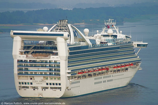 Das Kreuzfahrtschiff GOLDEN PRINCESS am 18. Juli 2005 in Hamburg (Deutschland).