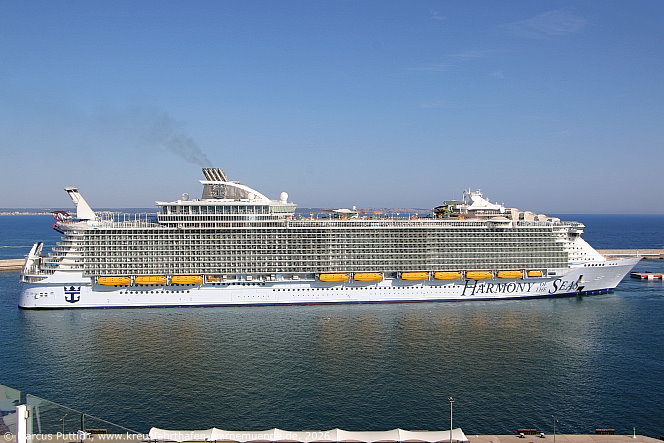 Das Kreuzfahrtschiff HARMONY OF THE SEAS von der Kreuzfahrtreederei Royal Caribbean International am 25. Juni 2026 in Palma auf der Insel Mallorca (Spanien).