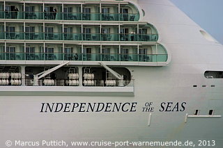 Das Kreuzfahrtschiff INDEPENDENCE OF THE SEAS von der Kreuzfahrtreederei Royal Caribbean International am 15. Juni 2013 in Southampton (England).