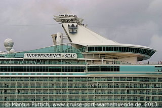 Das Kreuzfahrtschiff INDEPENDENCE OF THE SEAS von der Kreuzfahrtreederei Royal Caribbean International am 15. Juni 2013 in Southampton (England).