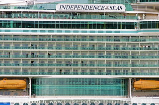 Das Kreuzfahrtschiff INDEPENDENCE OF THE SEAS von der Kreuzfahrtreederei Royal Caribbean International am 15. Juni 2013 in Southampton (England).