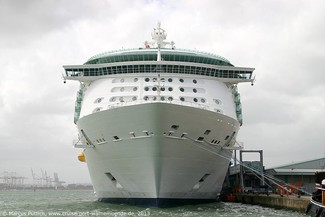 Das Kreuzfahrtschiff INDEPENDENCE OF THE SEAS von der Kreuzfahrtreederei Royal Caribbean International am 15. Juni 2013 in Southampton (England).