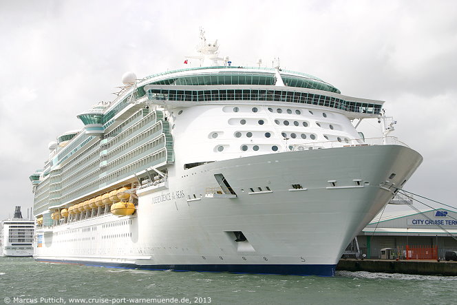 Das Kreuzfahrtschiff INDEPENDENCE OF THE SEAS von der Kreuzfahrtreederei Royal Caribbean International am 15. Juni 2013 in Southampton (England).