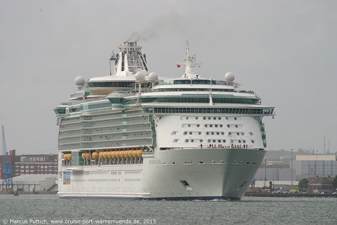 Das Kreuzfahrtschiff INDEPENDENCE OF THE SEAS von der Kreuzfahrtreederei Royal Caribbean International am 15. Juni 2013 in Southampton (England).