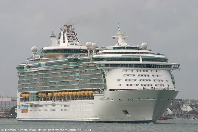 Das Kreuzfahrtschiff INDEPENDENCE OF THE SEAS von der Kreuzfahrtreederei Royal Caribbean International am 15. Juni 2013 in Southampton (England).