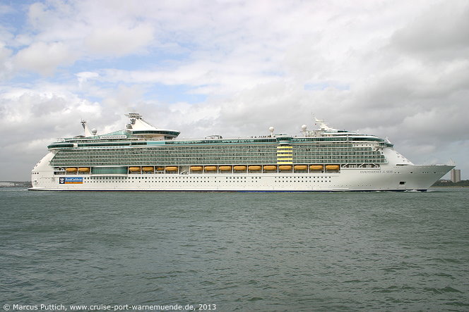 Das Kreuzfahrtschiff INDEPENDENCE OF THE SEAS von der Kreuzfahrtreederei Royal Caribbean International am 15. Juni 2013 in Southampton (England).
