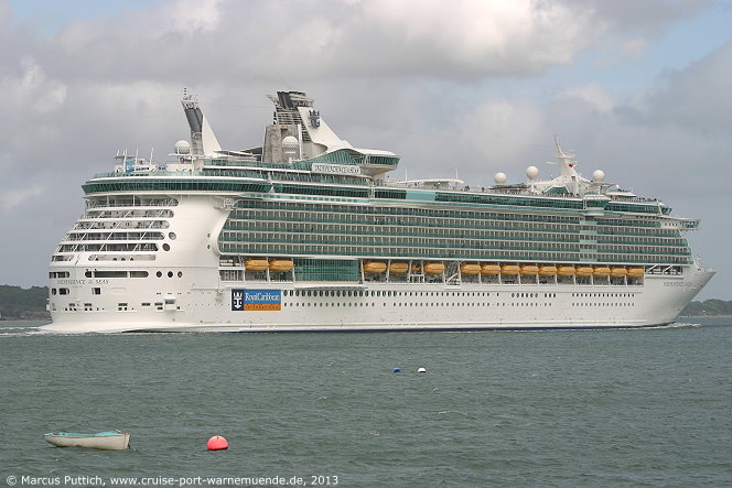Das Kreuzfahrtschiff INDEPENDENCE OF THE SEAS von der Kreuzfahrtreederei Royal Caribbean International am 15. Juni 2013 in Southampton (England).