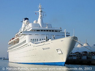 Das Kreuzfahrtschiff DISCOVERY am 28. Mai 2003 im Ostseebad Warnemünde (Erstanlauf).