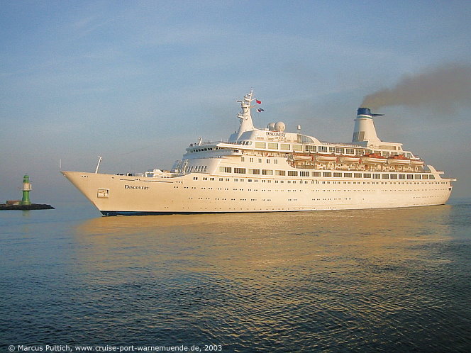Das Kreuzfahrtschiff DISCOVERY am 28. Mai 2003 im Ostseebad Warnem&uuml;nde (Erstanlauf).