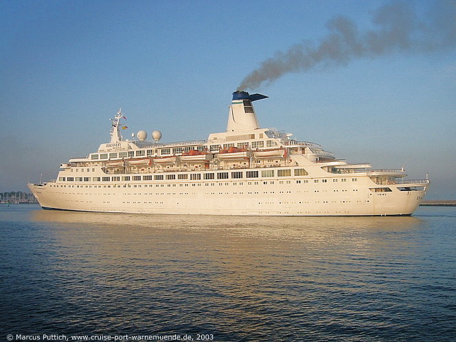 Das Kreuzfahrtschiff DISCOVERY am 28. Mai 2003 im Ostseebad Warnem&uuml;nde (Erstanlauf).