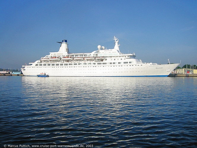 Das Kreuzfahrtschiff DISCOVERY am 28. Mai 2003 im Ostseebad Warnem&uuml;nde (Erstanlauf).