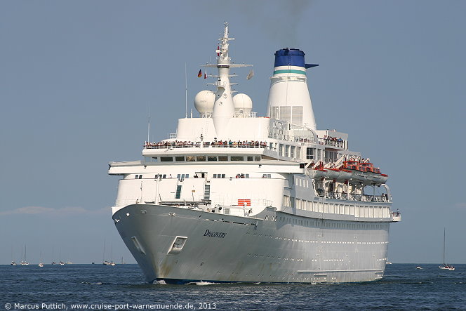 Das Kreuzfahrtschiff DISCOVERY am 07. Juli 2013 im Ostseebad Warnem&uuml;nde.