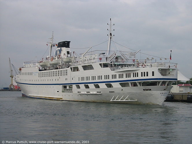 Das Kreuzfahrtschiff ARION am 21. Mai 2003 im Ostseebad Warnem&uuml;nde (Erstanlauf).