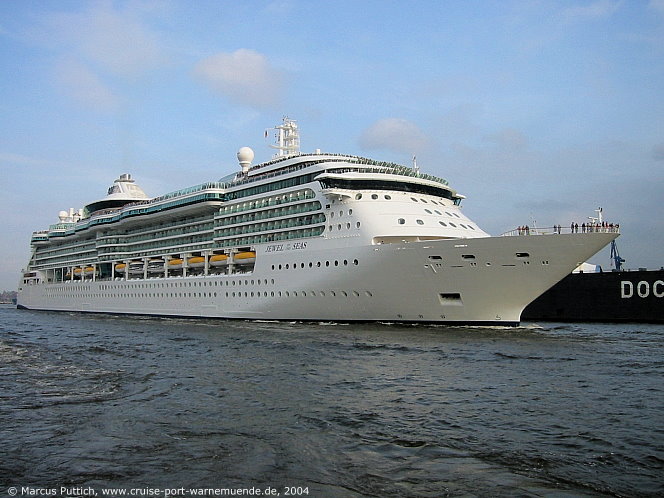 Das Kreuzfahrtschiff JEWEL OF THE SEAS am 26. April 2004 in Hamburg (Deutschland).