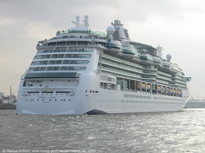 Das Kreuzfahrtschiff JEWEL OF THE SEAS am 26. April 2004 in Hamburg (Deutschland).