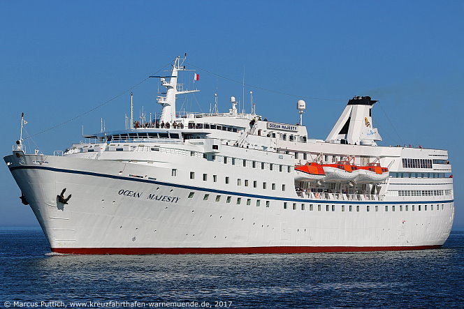 Das Kreuzfahrtschiff OCEAN MAJESTY am 27. Mai 2017 im Kreuzfahrthafen Warnem&uuml;nde in der Hansestadt Rostock.