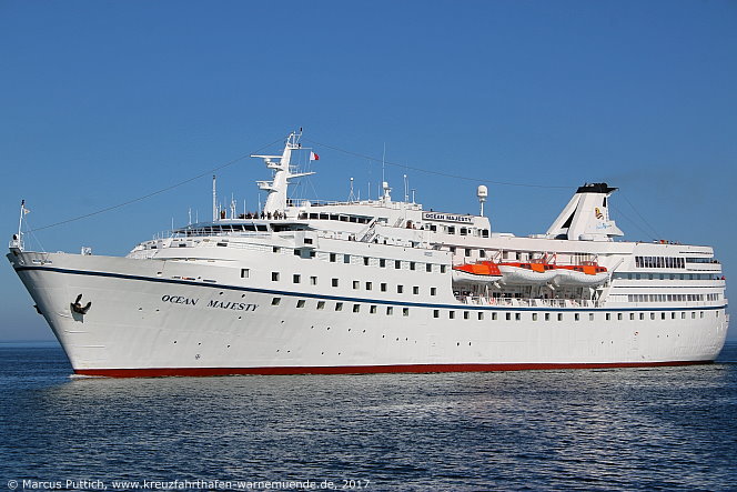 Das Kreuzfahrtschiff OCEAN MAJESTY am 27. Mai 2017 im Kreuzfahrthafen Warnem&uuml;nde in der Hansestadt Rostock.