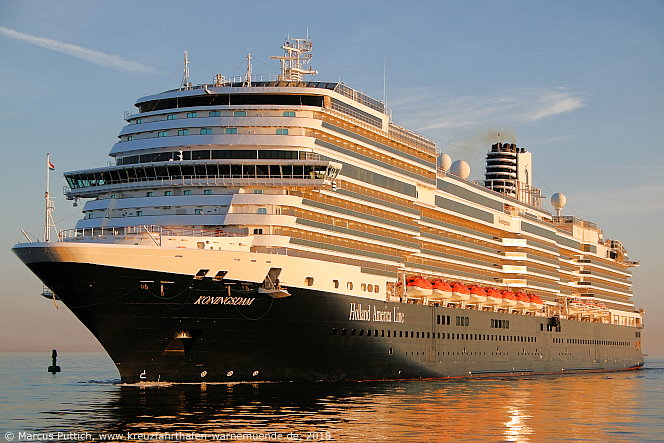 Das Kreuzfahrtschiff KONINGSDAM am 23. Mai 2018 im Kreuzfahrthafen Warnem&uuml;nde in der Hansestadt Rostock.