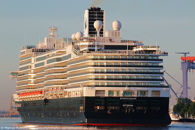 Das Kreuzfahrtschiff KONINGSDAM am 23. Mai 2018 im Kreuzfahrthafen Warnem&uuml;nde in der Hansestadt Rostock.