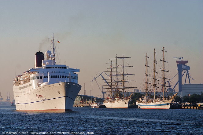 Das Kreuzfahrtschiff MONA LISA am 24. September 2006 im Ostseebad Warnem&uuml;nde.