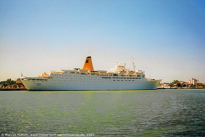 Das Kreuzfahrtschiff VICTORIA am 17. Juni 1997 im Ostseebad Warnem&uuml;nde (Erstanlauf).