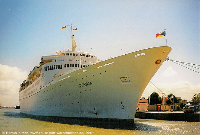 Das Kreuzfahrtschiff VICTORIA am 17. Juni 1997 im Ostseebad Warnem&uuml;nde (Erstanlauf).
