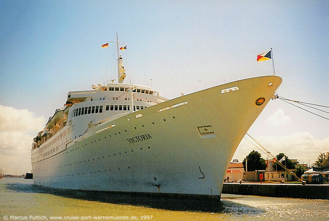 Das Kreuzfahrtschiff VICTORIA am 17. Juni 1997 im Ostseebad Warnemünde (Erstanlauf).