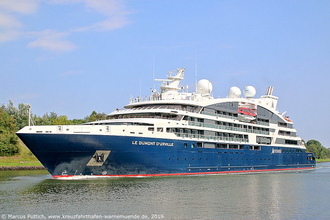 Das Kreuzfahrtschiff LE DUMONT D'URVILLE von der Kreuzfahrtreederei Compagnie du Ponant am 26. August 2019 im Nord-Ostsee-Kanal (Deutschland).