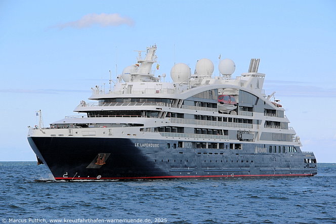 Das Kreuzfahrtschiff LE LAPEROUSE von der Kreuzfahrtreederei Compagnie du Ponant am 21. August 2025 im Kreuzfahrthafen Warnemünde in der Hansestadt Rostock (Erstanlauf).