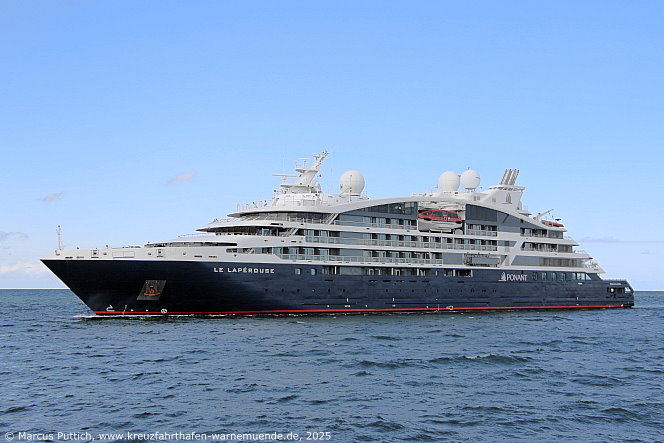 Das Kreuzfahrtschiff LE LAPEROUSE von der Kreuzfahrtreederei Compagnie du Ponant am 21. August 2025 im Kreuzfahrthafen Warnemünde in der Hansestadt Rostock (Erstanlauf).