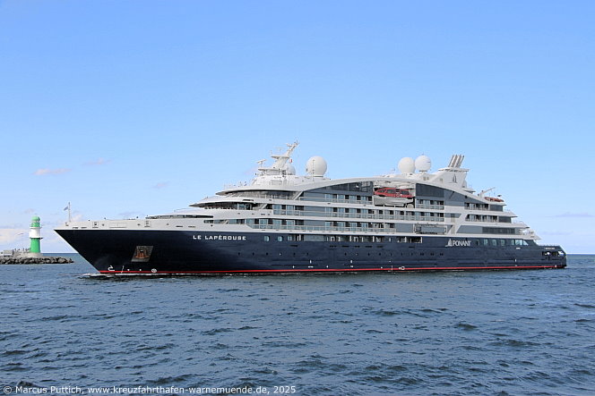 Das Kreuzfahrtschiff LE LAPEROUSE von der Kreuzfahrtreederei Compagnie du Ponant am 21. August 2025 im Kreuzfahrthafen Warnemünde in der Hansestadt Rostock (Erstanlauf).