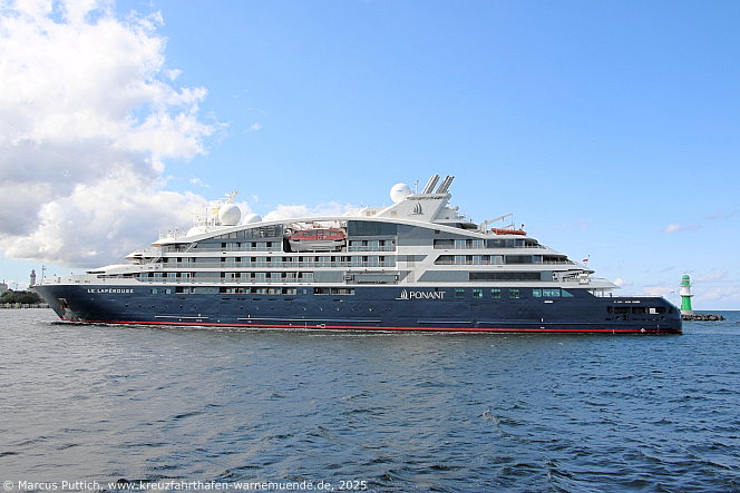 Das Kreuzfahrtschiff LE LAPEROUSE von der Kreuzfahrtreederei Compagnie du Ponant am 21. August 2025 im Kreuzfahrthafen Warnemünde in der Hansestadt Rostock (Erstanlauf).