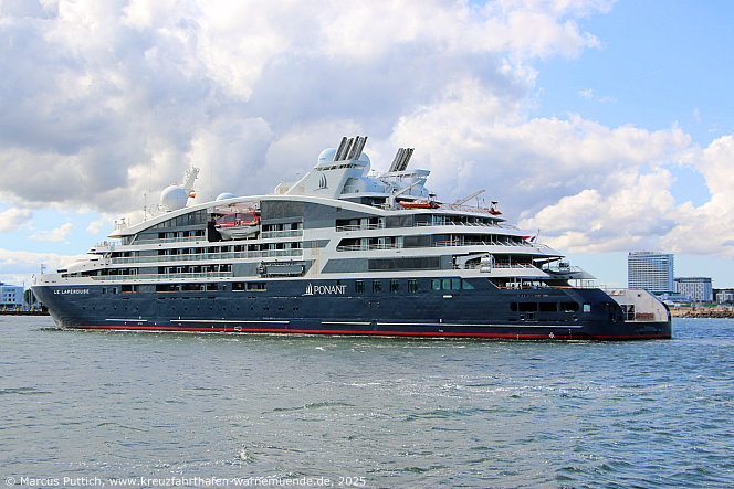 Das Kreuzfahrtschiff LE LAPEROUSE von der Kreuzfahrtreederei Compagnie du Ponant am 21. August 2025 im Kreuzfahrthafen Warnemünde in der Hansestadt Rostock (Erstanlauf).