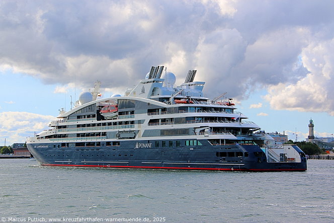 Das Kreuzfahrtschiff LE LAPEROUSE von der Kreuzfahrtreederei Compagnie du Ponant am 21. August 2025 im Kreuzfahrthafen Warnemünde in der Hansestadt Rostock (Erstanlauf).