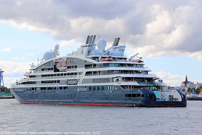 Das Kreuzfahrtschiff LE LAPEROUSE von der Kreuzfahrtreederei Compagnie du Ponant am 21. August 2025 im Kreuzfahrthafen Warnemünde in der Hansestadt Rostock (Erstanlauf).
