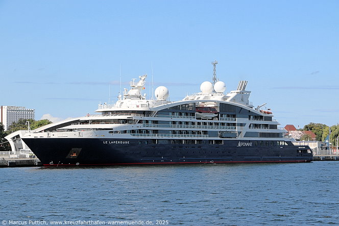 Das Kreuzfahrtschiff LE LAPEROUSE von der Kreuzfahrtreederei Compagnie du Ponant am 21. August 2025 im Kreuzfahrthafen Warnemünde in der Hansestadt Rostock (Erstanlauf).