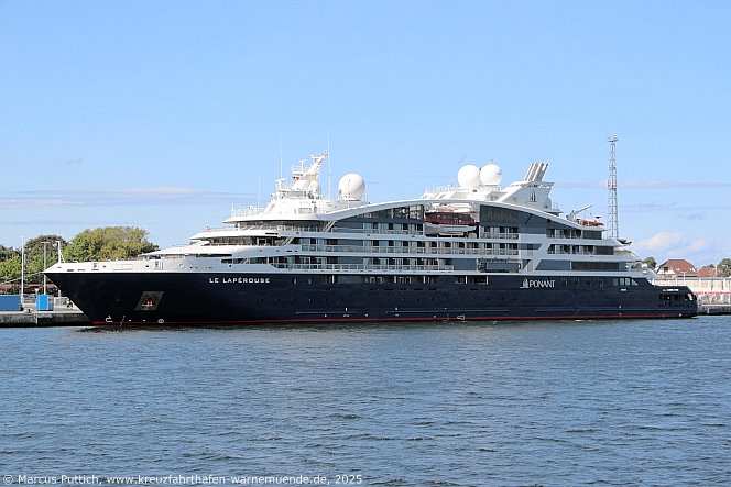 Das Kreuzfahrtschiff LE LAPEROUSE von der Kreuzfahrtreederei Compagnie du Ponant am 21. August 2025 im Kreuzfahrthafen Warnemünde in der Hansestadt Rostock (Erstanlauf).