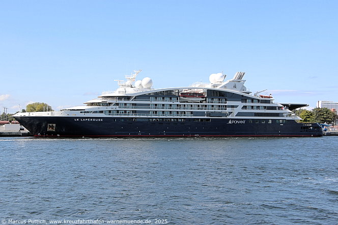 Das Kreuzfahrtschiff LE LAPEROUSE von der Kreuzfahrtreederei Compagnie du Ponant am 21. August 2025 im Kreuzfahrthafen Warnemünde in der Hansestadt Rostock (Erstanlauf).