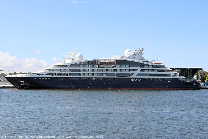 Das Kreuzfahrtschiff LE LAPEROUSE von der Kreuzfahrtreederei Compagnie du Ponant am 21. August 2025 im Kreuzfahrthafen Warnemünde in der Hansestadt Rostock (Erstanlauf).