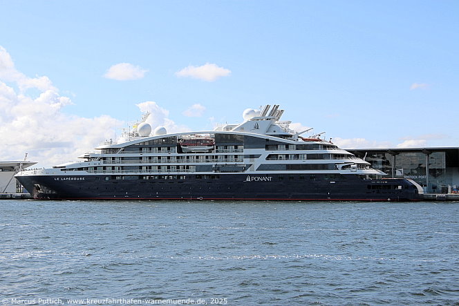 Das Kreuzfahrtschiff LE LAPEROUSE von der Kreuzfahrtreederei Compagnie du Ponant am 21. August 2025 im Kreuzfahrthafen Warnemünde in der Hansestadt Rostock (Erstanlauf).