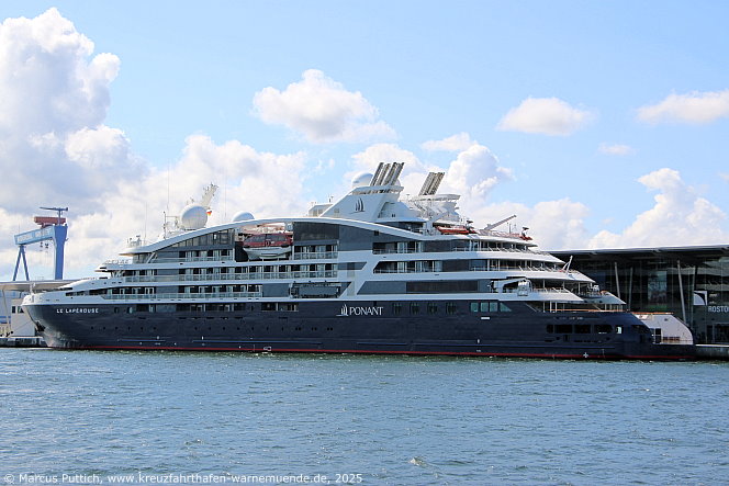 Das Kreuzfahrtschiff LE LAPEROUSE von der Kreuzfahrtreederei Compagnie du Ponant am 21. August 2025 im Kreuzfahrthafen Warnemünde in der Hansestadt Rostock (Erstanlauf).