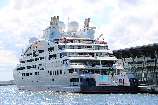 Das Kreuzfahrtschiff LE LAPEROUSE von der Kreuzfahrtreederei Compagnie du Ponant am 21. August 2025 im Kreuzfahrthafen Warnemünde in der Hansestadt Rostock (Erstanlauf).