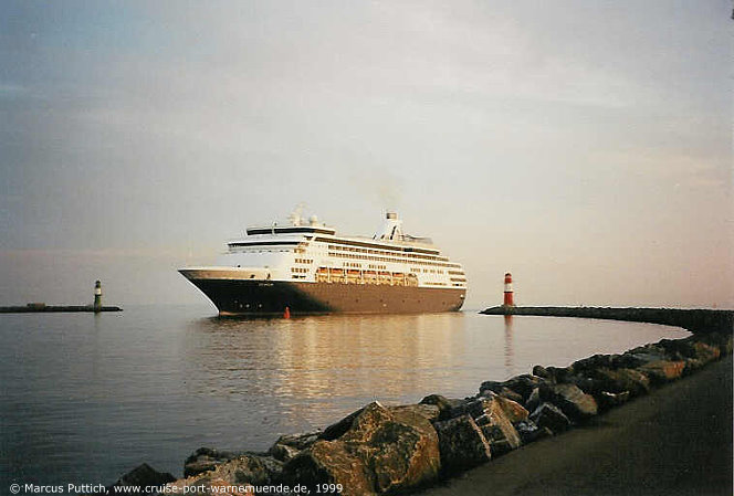 Das Kreuzfahrtschiff MAASDAM im Juni 1999 im Kreuzfahrthafen Warnemünde in der Hansestadt Rostock.