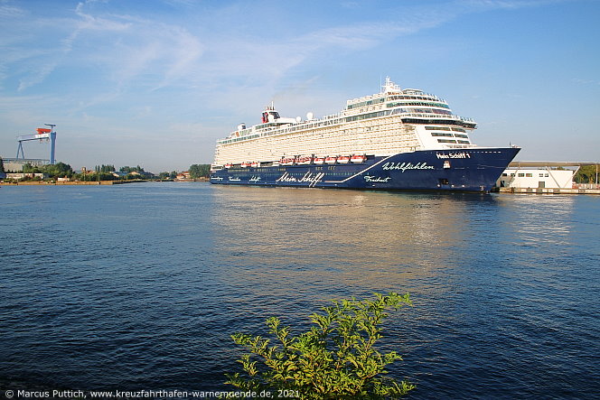 Das Kreuzfahrtschiff MEIN SCHIFF 1 am 12. August 2021 im Kreuzfahrthafen Warnemünde in der Hansestadt Rostock.