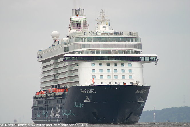 Das Kreuzfahrtschiff MEIN SCHIFF 3 am 01. Juni 2014 in Hamburg (Deutschland).